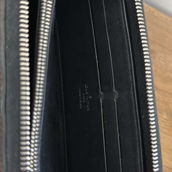 Black Louis Vuitton ripped Wallet - zipper - Picture 5 of 5